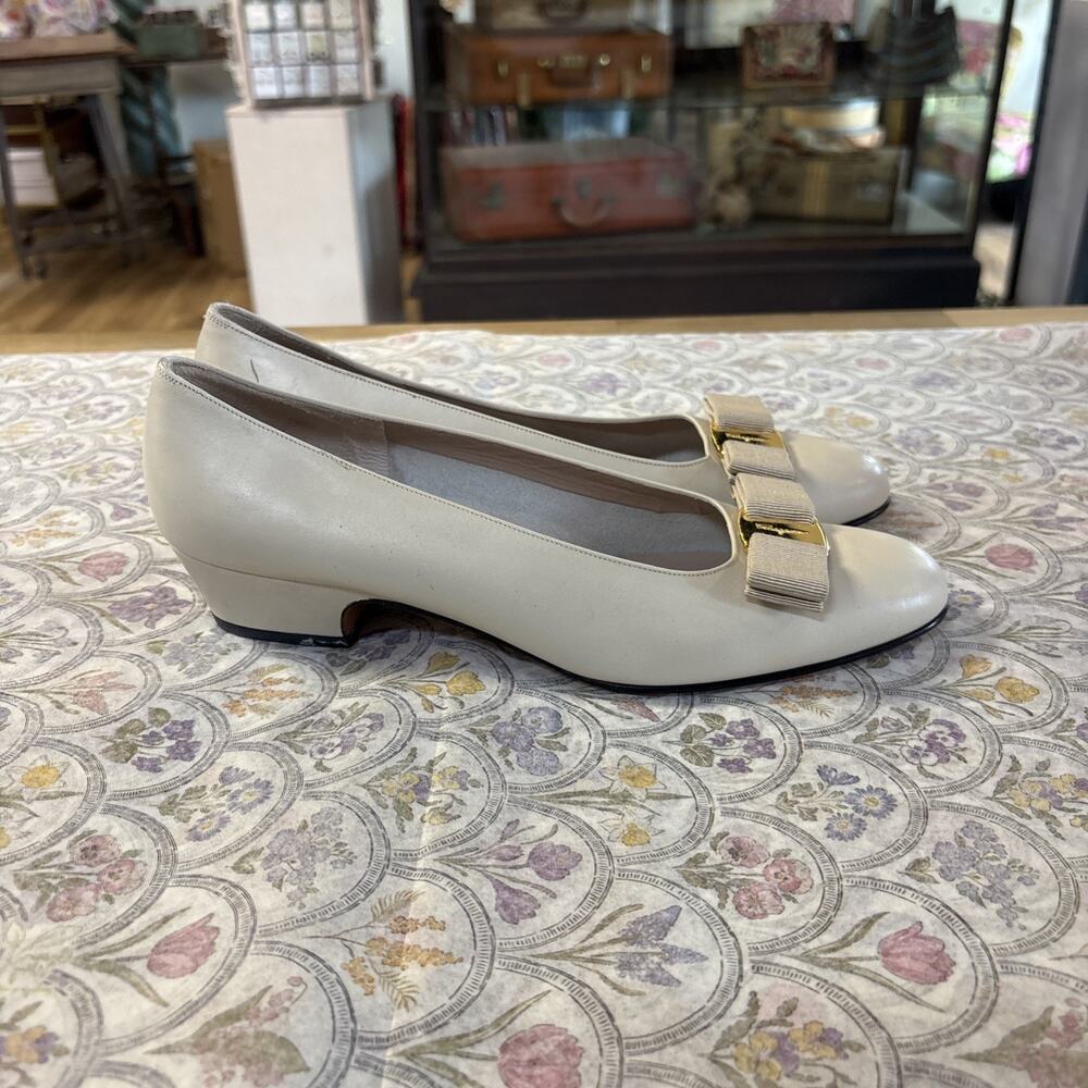 Authentic Salvatore Ferragamo Vara White Leather Bow Pumps Heel Shoes Size 8 1/2 - Picture 10 of 13